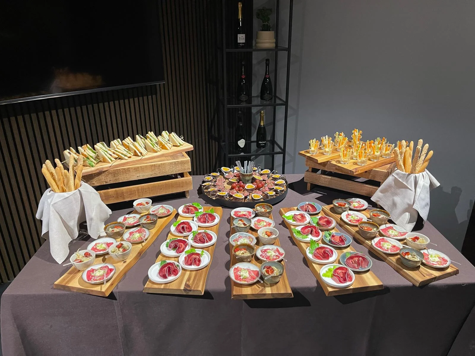 Buffet dell'aperitivo con taglieri e grissini