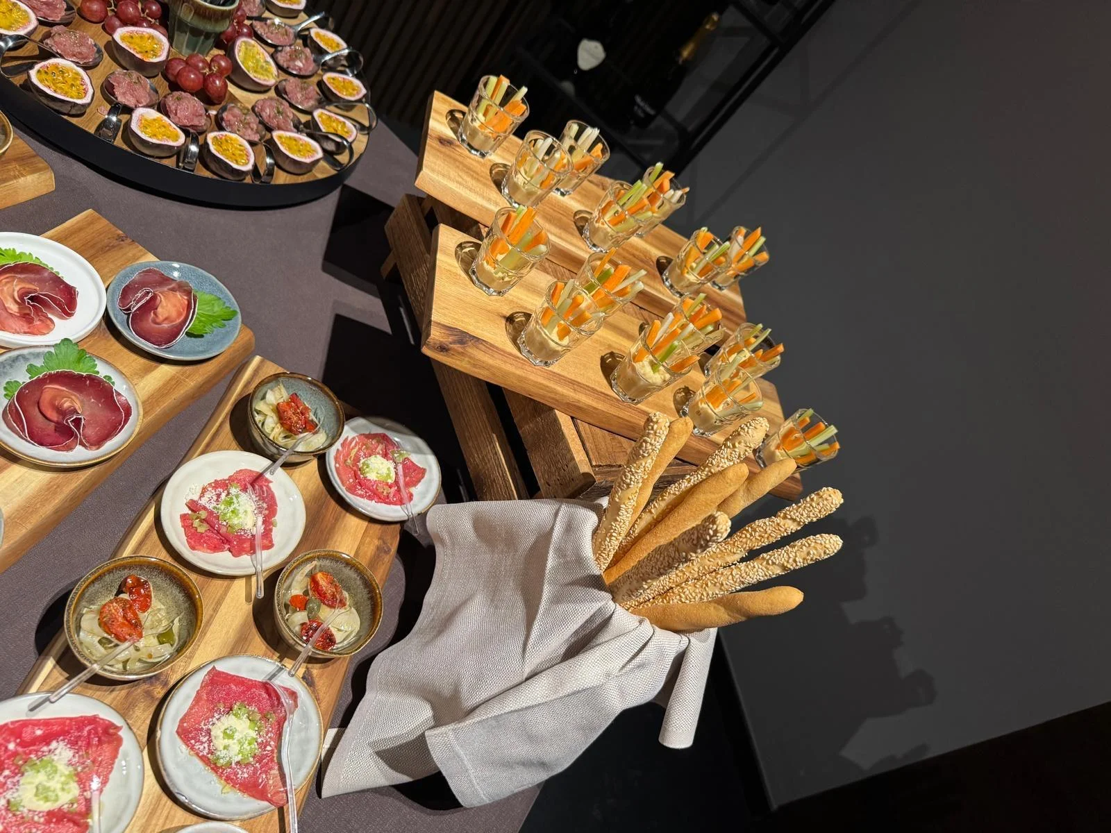 Buffet di carpacci e grissini per un evento