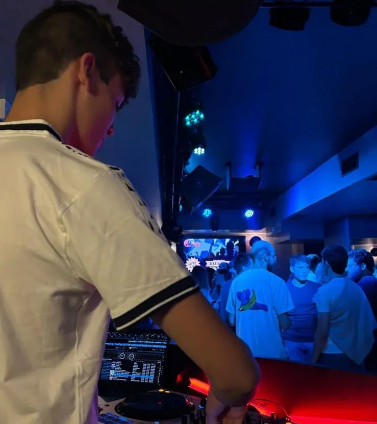 Il DJ in consolle durante una serata al Sada Disco Pub