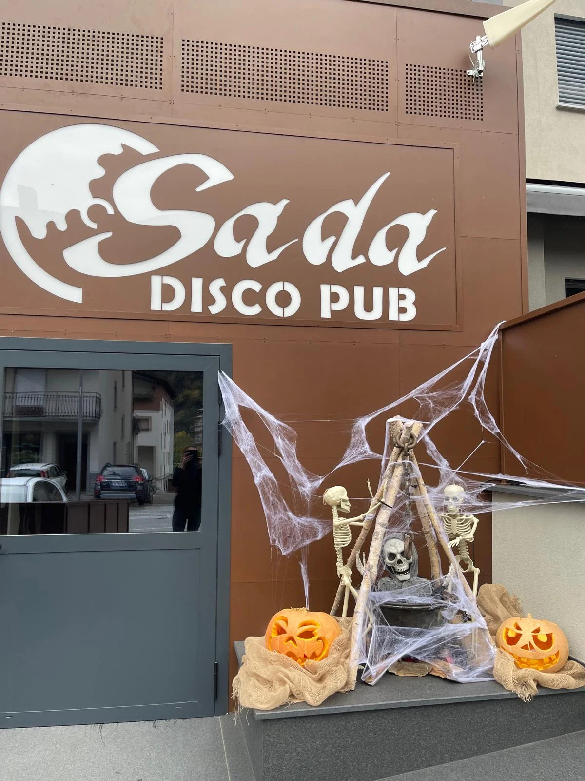 L'ingresso del Sada Disco Pub allestito per Halloween