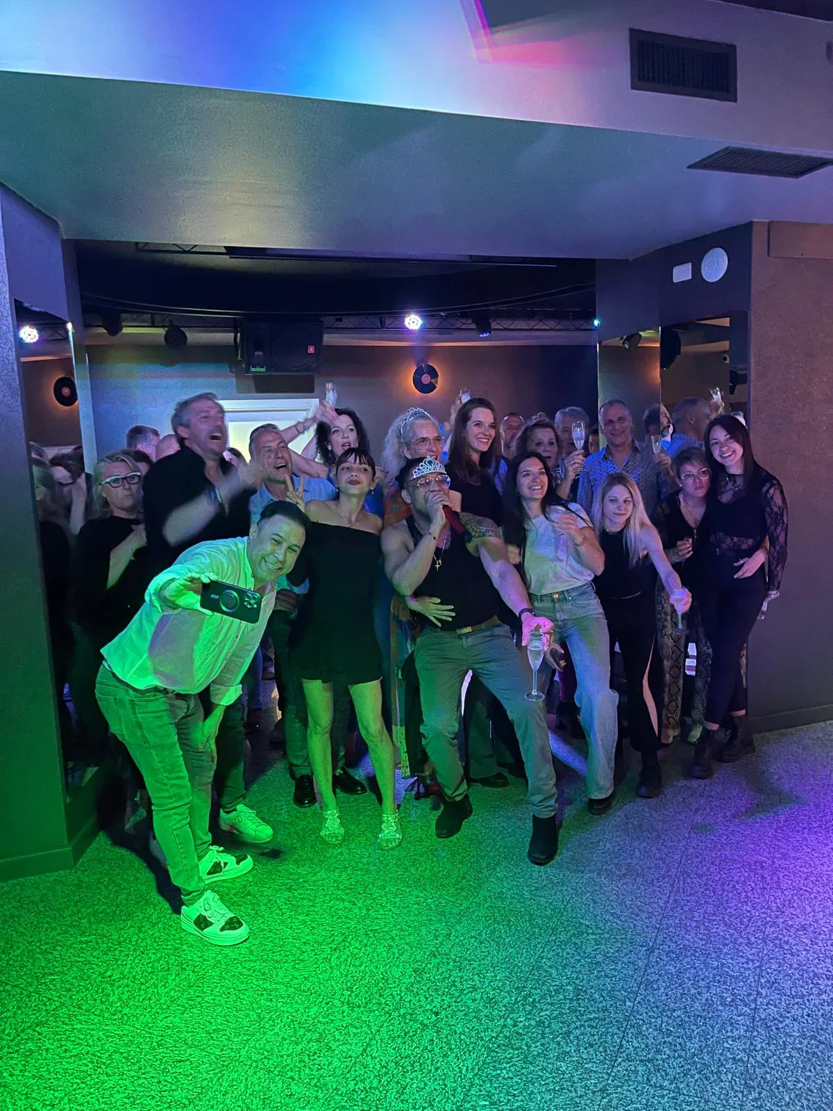 Foto di gruppo in pista durante una serata al Sada Disco Pub