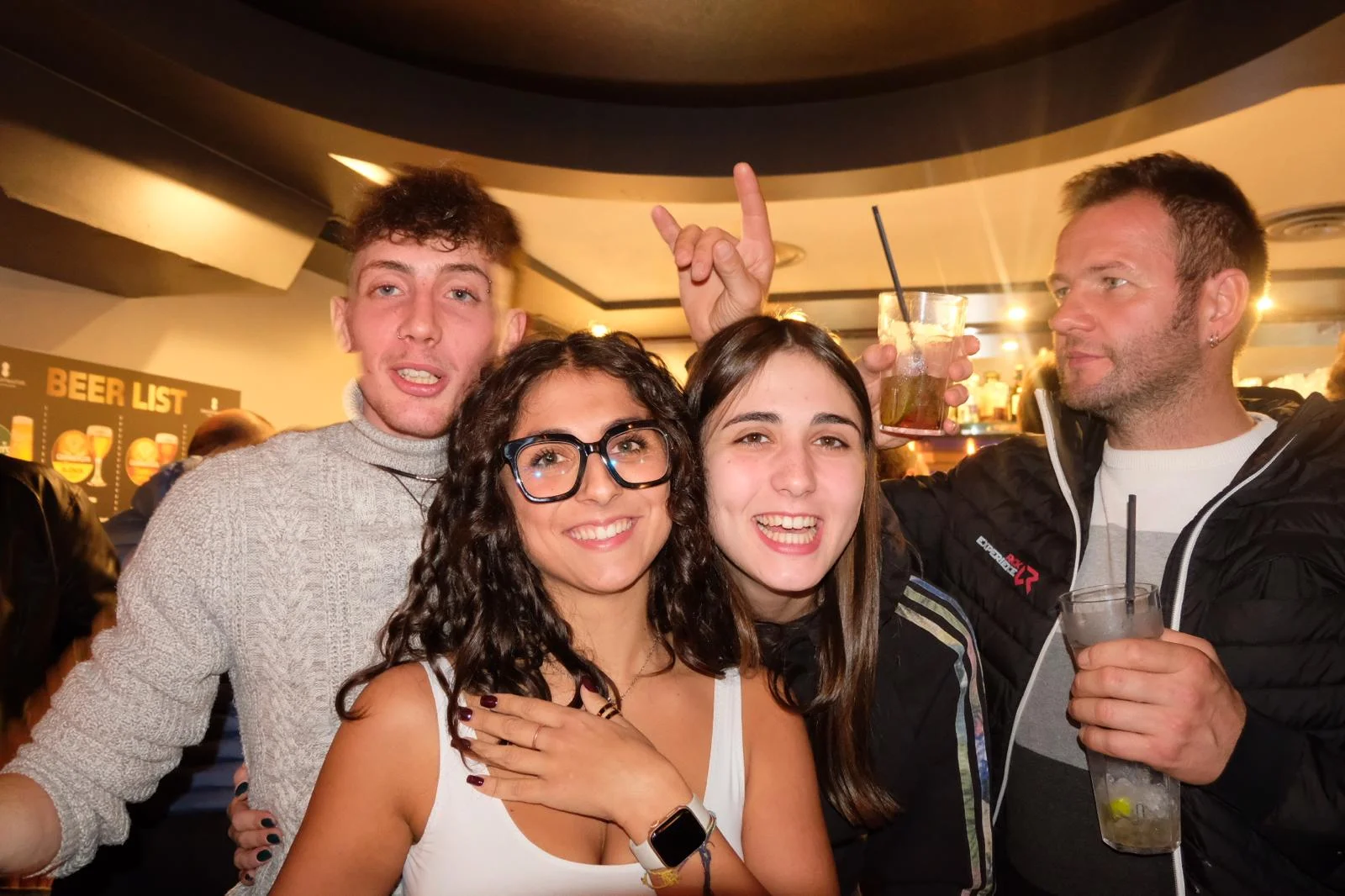 Amici in posa al bancone durante una serata