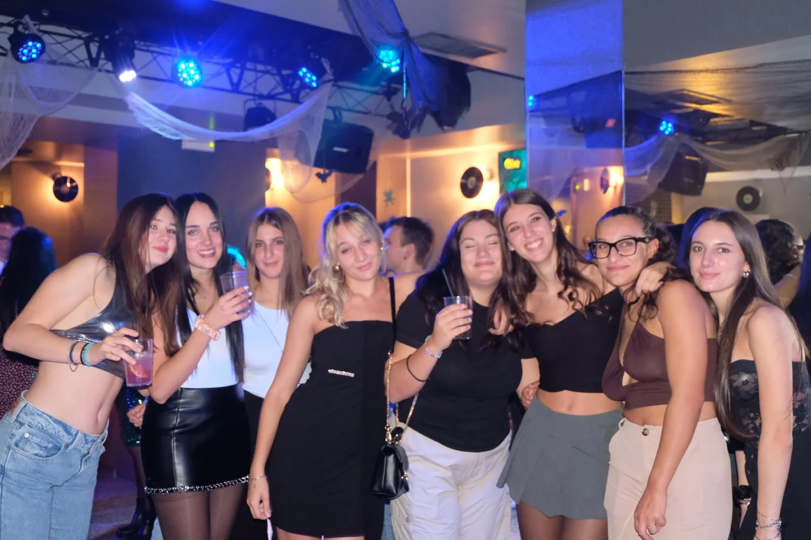 Gruppo di amiche in posa insieme al Sada Bar