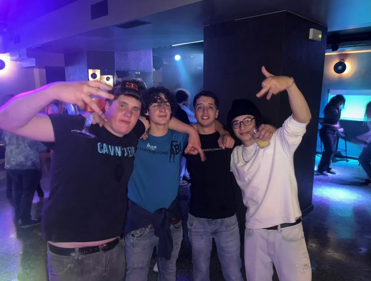 Gruppo di ragazzi che festeggiano in pista