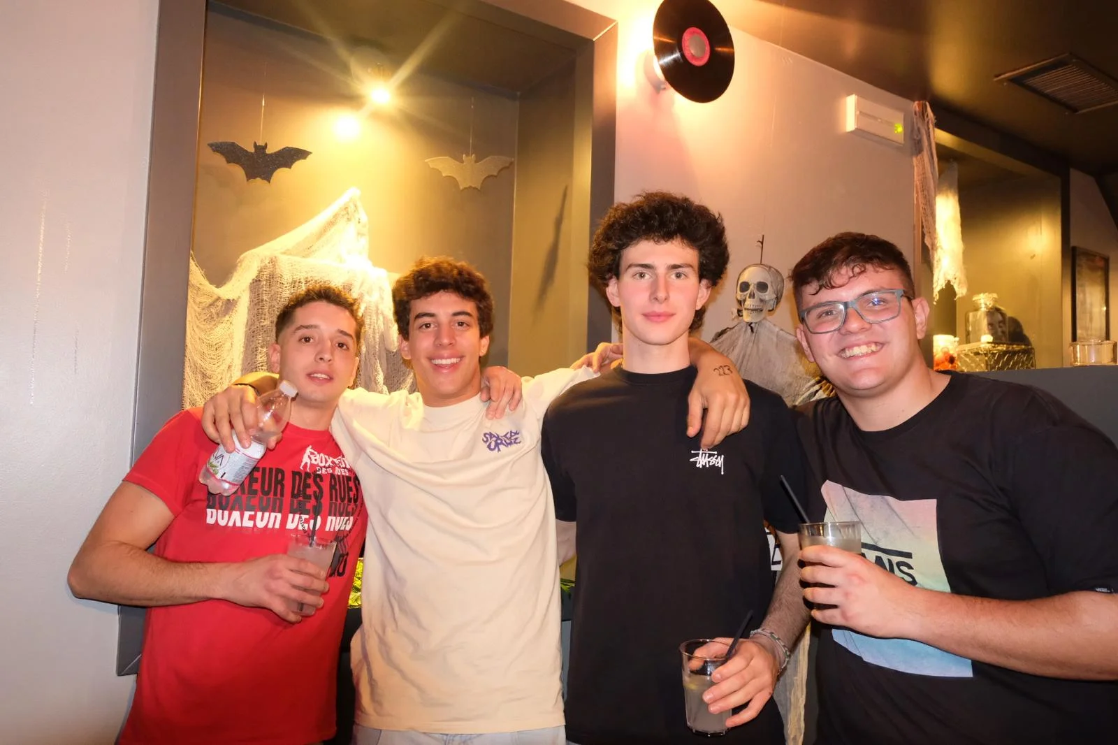 Gruppo di ragazzi alla serata di Halloween
