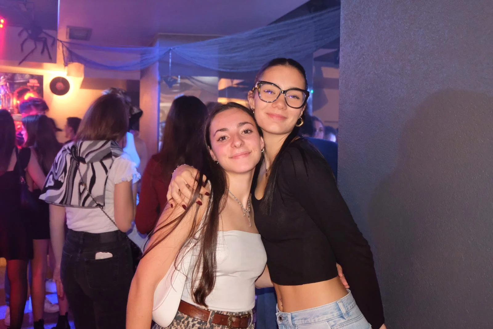 Ragazze in pista durante una serata a tema