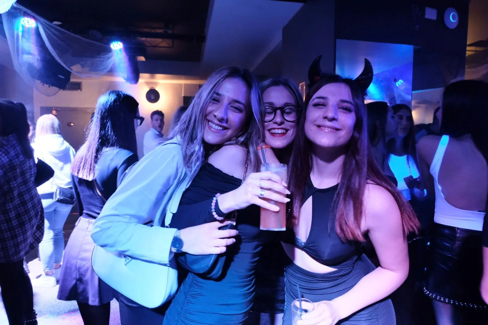 Amiche che brindano in pista al Sada Disco Pub