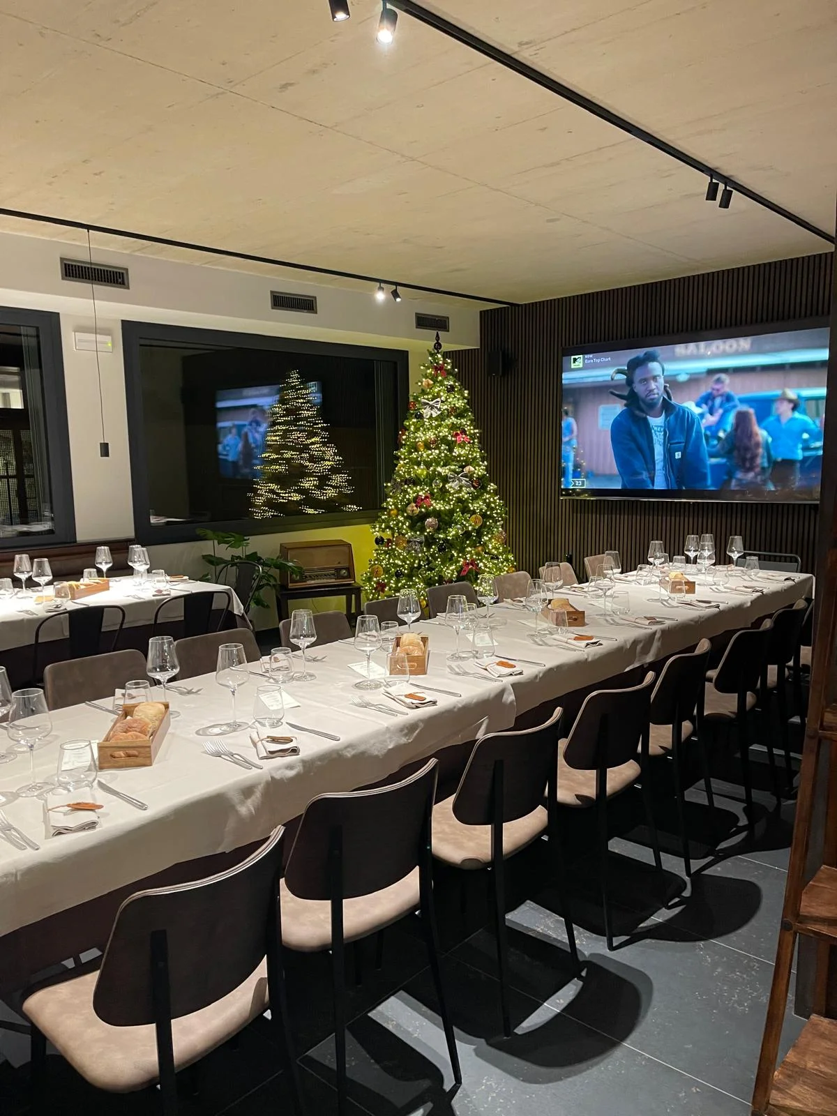 Sala apparecchiata per una cena di gruppo