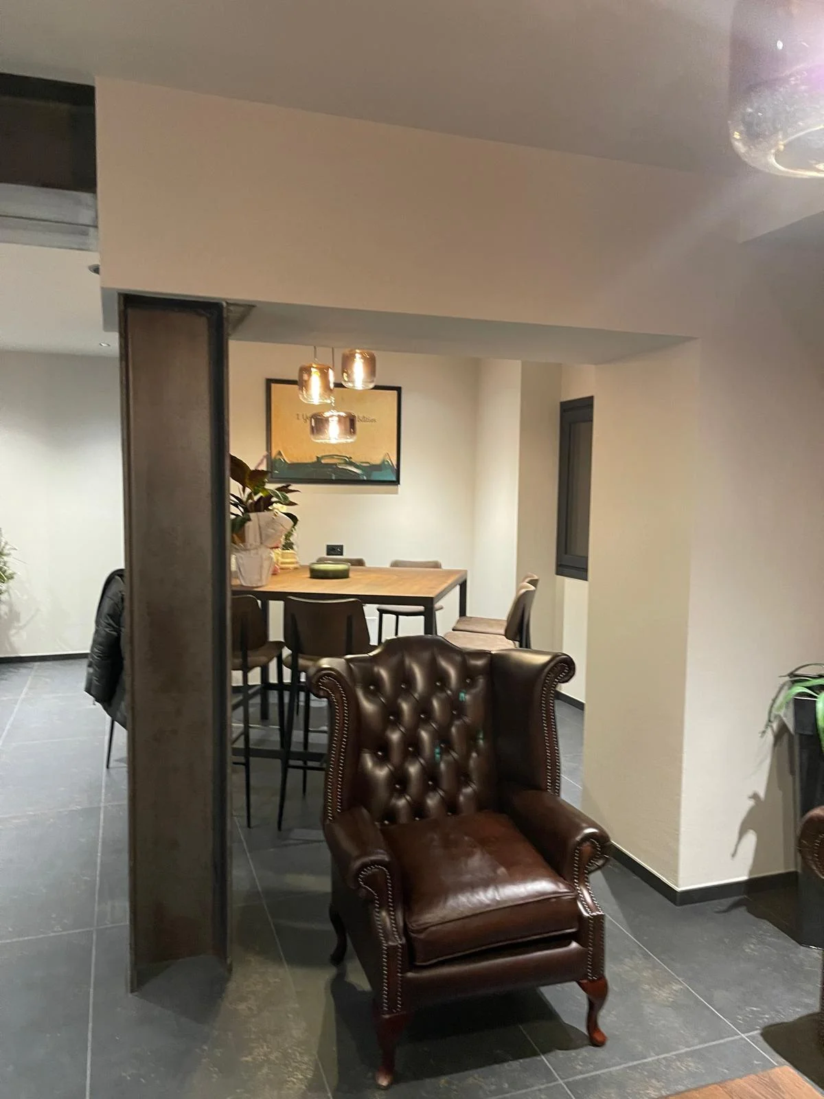 Saletta del Sada Bar con poltrona Chesterfield in pelle